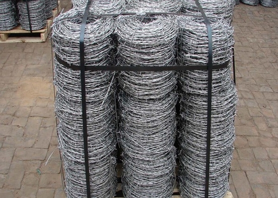 सुरक्षा सुरक्षा परियोजना के लिए इलेक्ट्रो जस्ती कांटेदार बाड़ वायर पैलेट पैकिंग: